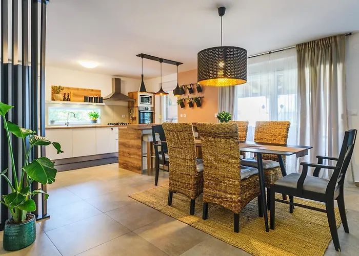 Green Residence Villa Zadar فيلة